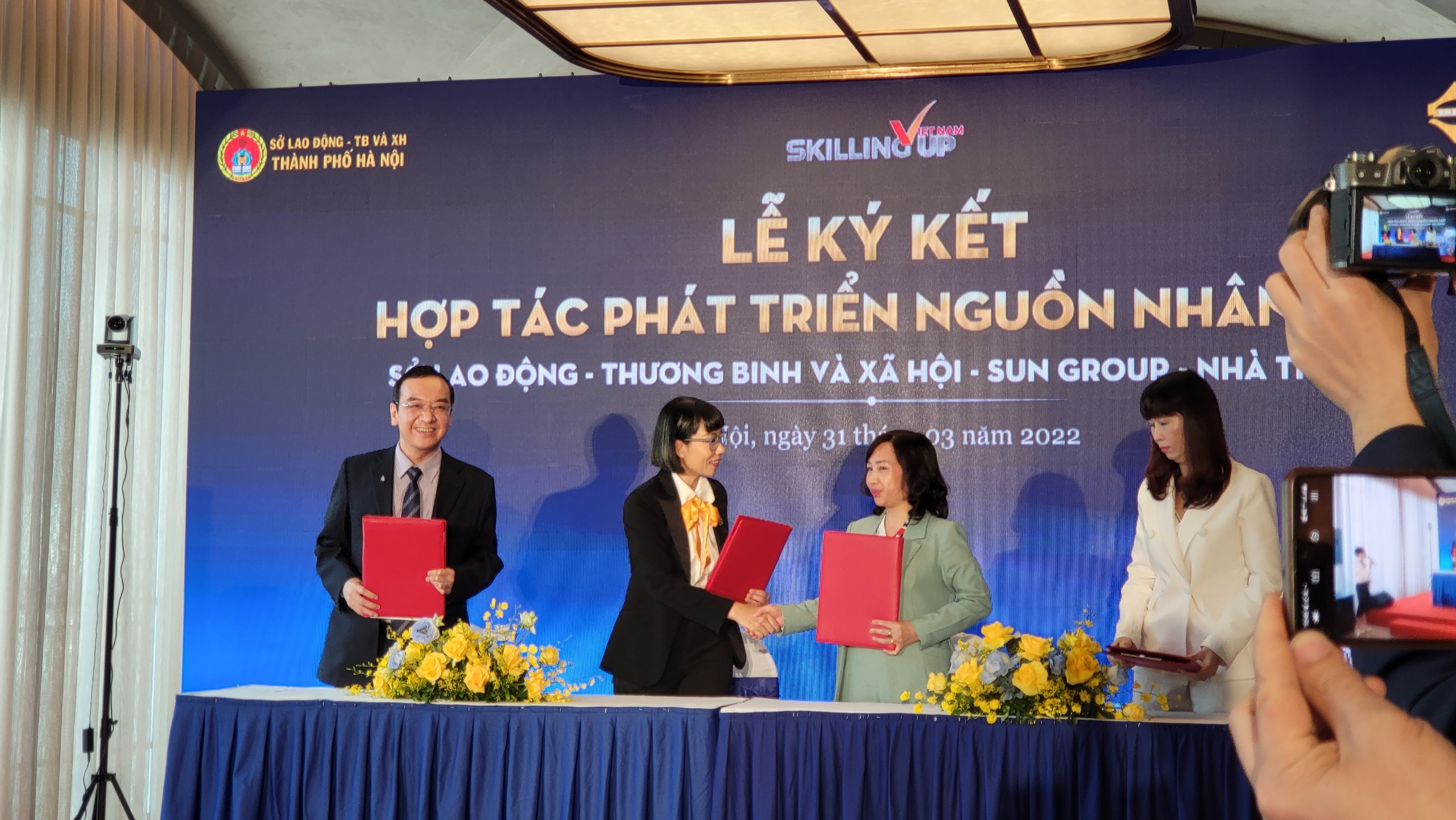 Lễ ký kết hợp tác phát triển nguồn nhân lực giữa Sở LĐTB&XH – SUN GROUP – HNIVC